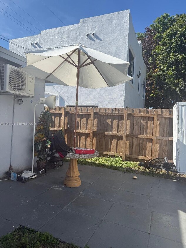 Building Photo - 1844 Adams St