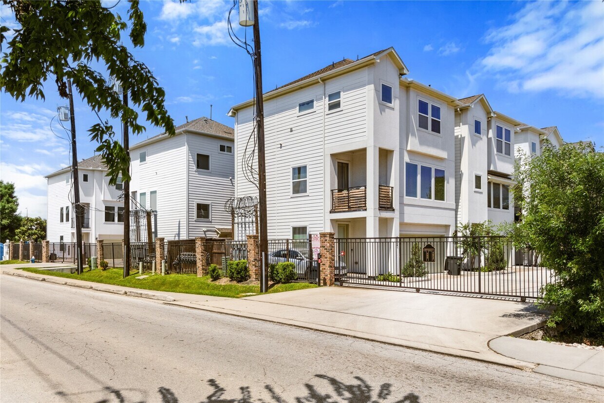 Building Photo - 12080 East Fwy
