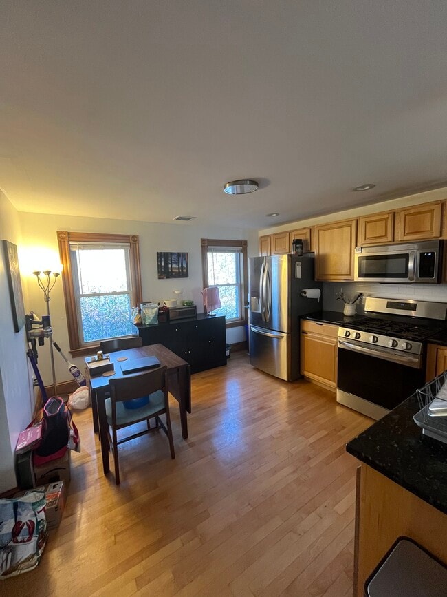 Building Photo - 148 Gore St