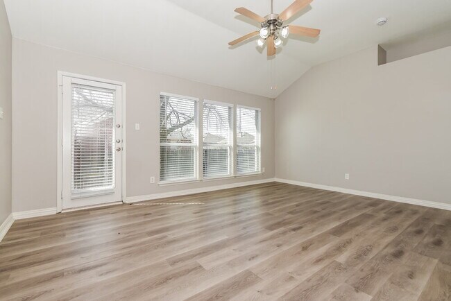 Foto del edificio - 321 Rustic Grove Ln