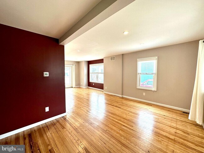 Building Photo - 208 E Collingswood Ave