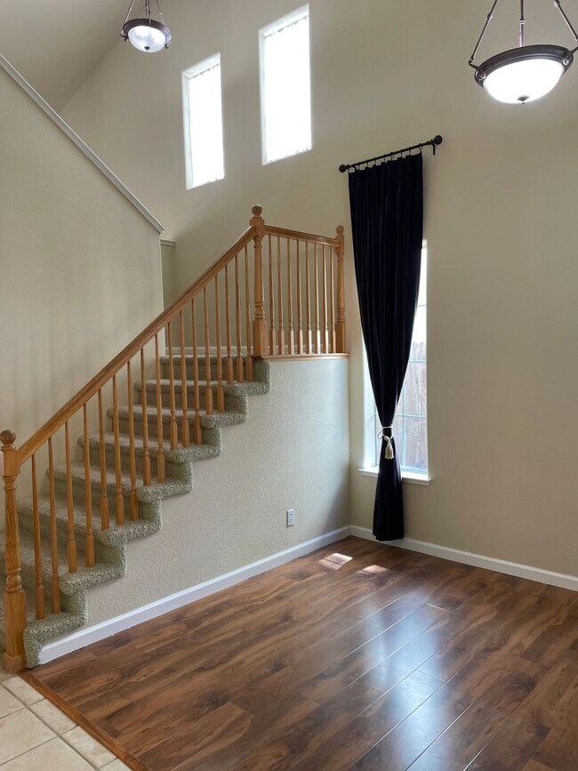 Foto del edificio - NICE TWO STORY IN WEST ROSEVILLE NEAR SCHO...