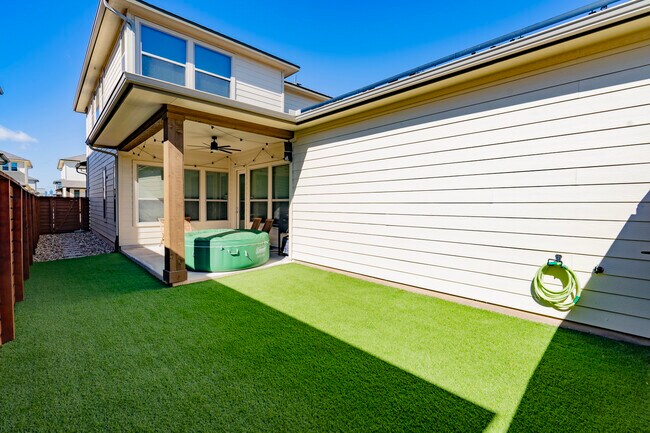 Patio completamente cercado con césped artificial. - 1711 Arcilla St