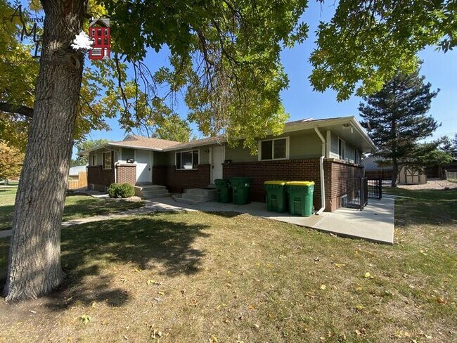 Foto del edificio - Large duplex with finished basement!! Near...