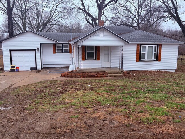 Building Photo - "Cozy 3 Bedroom Single-Family