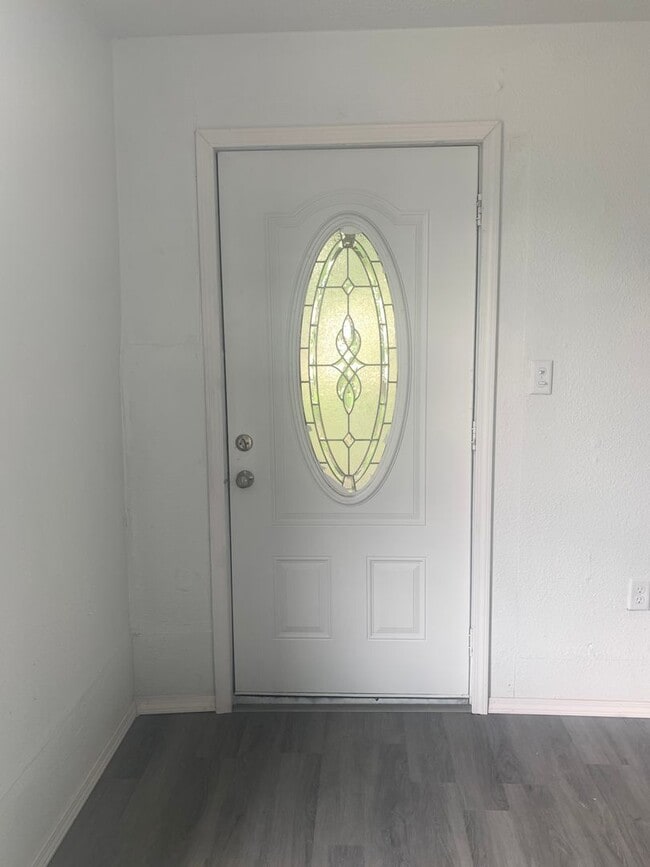Building Photo - Recently Remodeled 2 bedroom 1 bathroom home