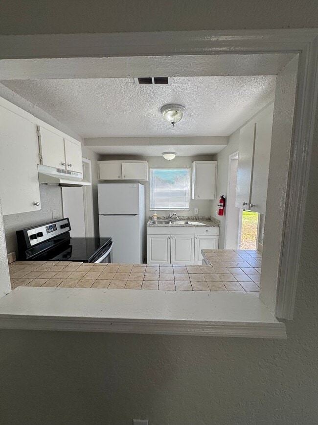 Foto del edificio - Spacious Poinciana Townhome