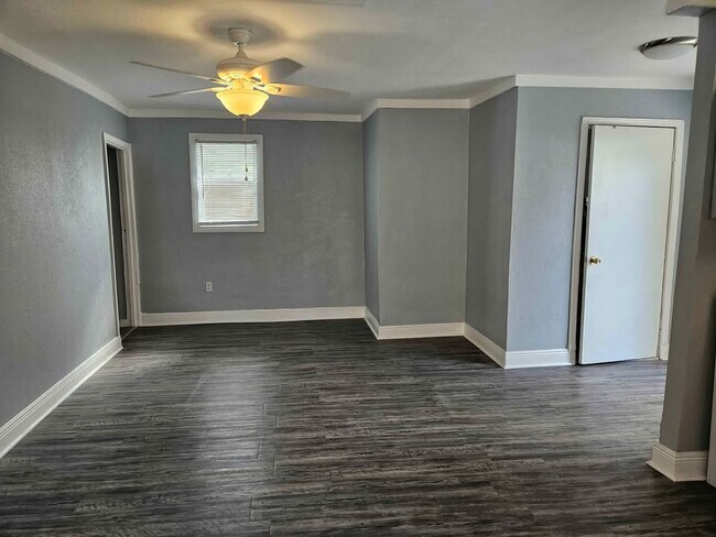 Building Photo - 1109 E Okaloosa Ave