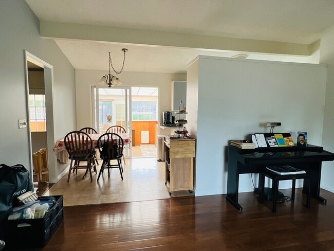 Building Photo - Beautiful yard, 3 bedroom 1 bath rambler i...