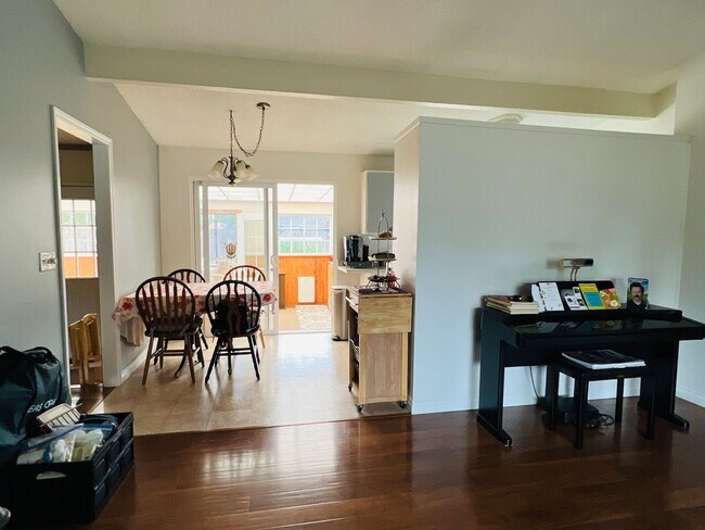 Foto del edificio - Beautiful yard, 3 bedroom 1 bath rambler i...