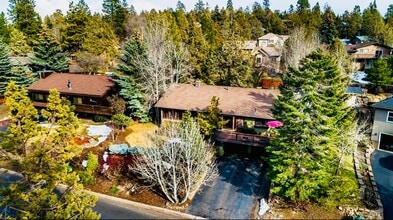 Building Photo - 1241 Vista Way