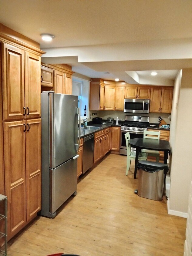 Stainless steel appliances, gas stove, dishwasher, disposal and kitchen table/chairs. - 4 Locke Rd