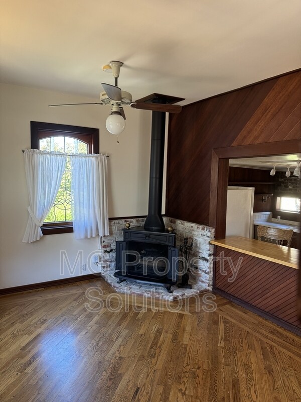 Building Photo - 415 Turney St