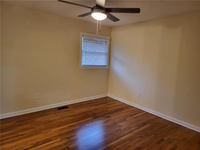 Building Photo - 887 Bridgewater St SW