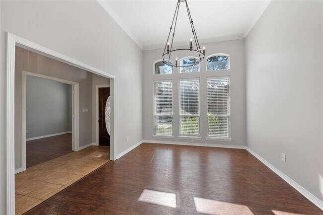 Building Photo - 1005 Broadmoor Dr