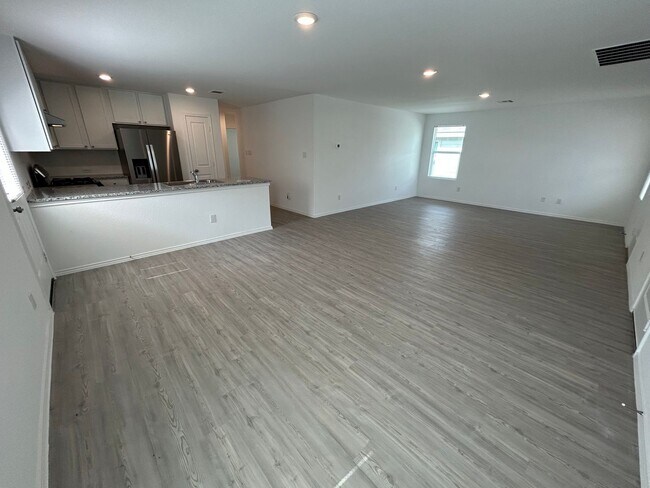 Foto del edificio - 3BD/2BA with Washer/Dryer Included – Fenced Yard, Garage & Community Pool!