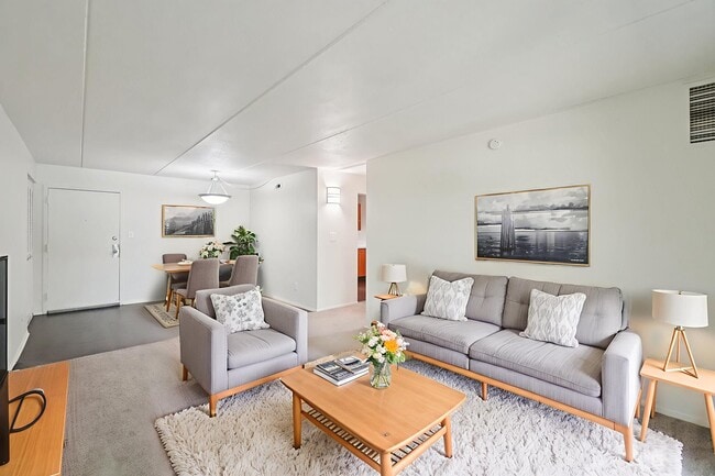 Sala de estar y comedor abiertos - The Heights of Southfield