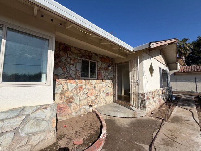 Foto del edificio - Spacious 4-Bedroom Home on Expansive Lot in the Outskirts of Elk Grove- MORE PHOTOS TO COME!