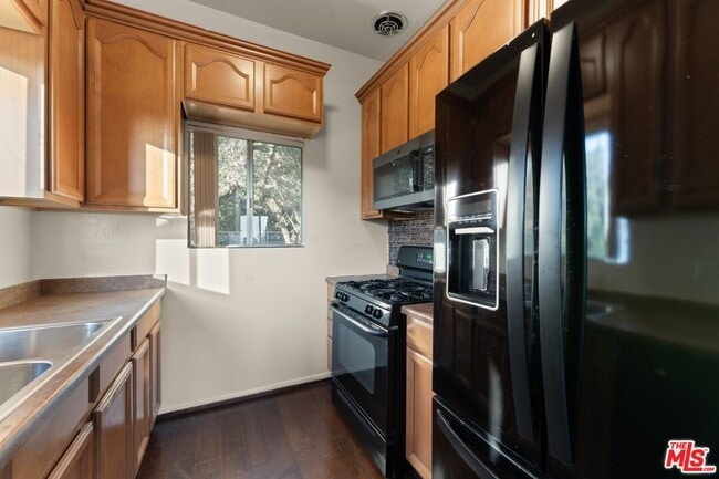 Building Photo - 2160 Lake Shore Ave