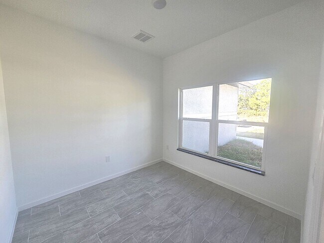 Foto del edificio - Brand New 4/2/2- South Lehigh Acres