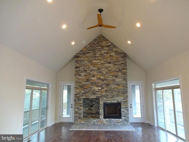 Building Photo - 1416 Town Point Rd