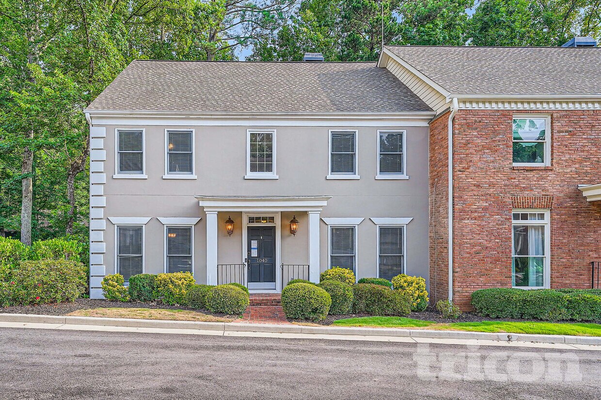 Building Photo - 1040 Huntcliff NE