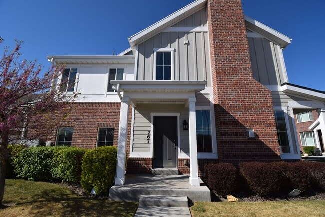 Charming 4 bed Sandy Home, with HOA in Fantastic Location!!! - Charming 4 bed Sandy Home, with HOA in Fantastic Location!!!