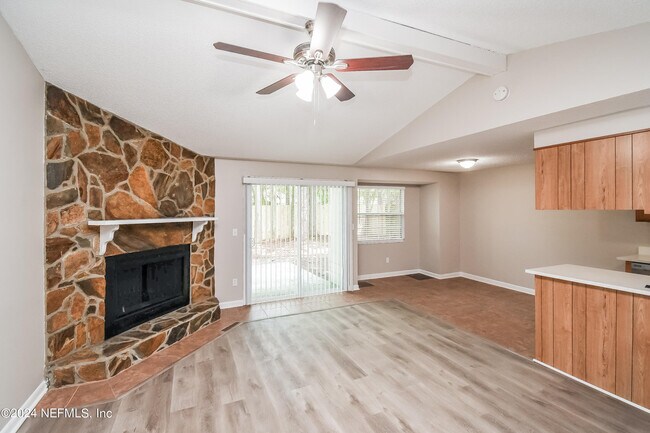 Foto del edificio - 3885 Mandarin Woods Dr N