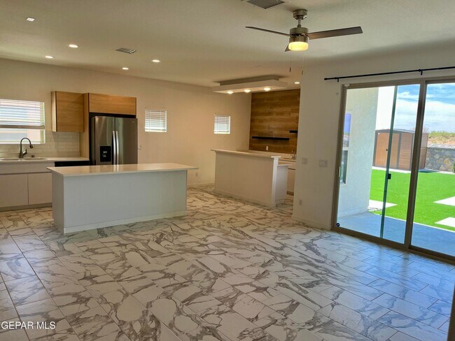Foto del edificio - 14836 John McNeely Ave