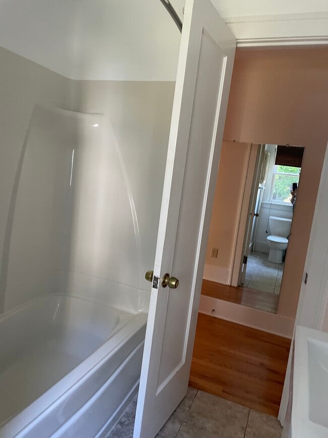 Building Photo - 414 Kenwood Ave