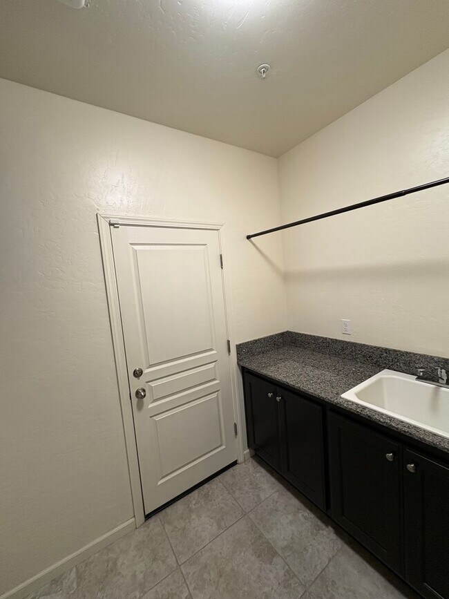 Building Photo - Immaculate spacious home available now!