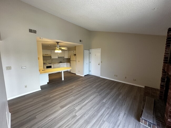 Building Photo - Charming Chestnut Condo!