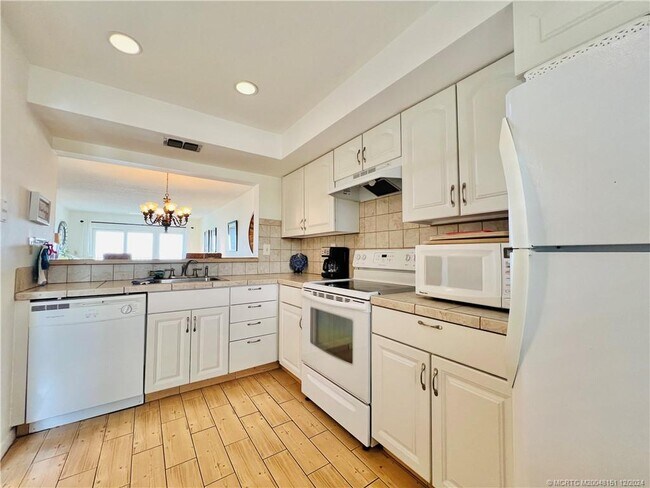 Building Photo - 9400 S Ocean Dr