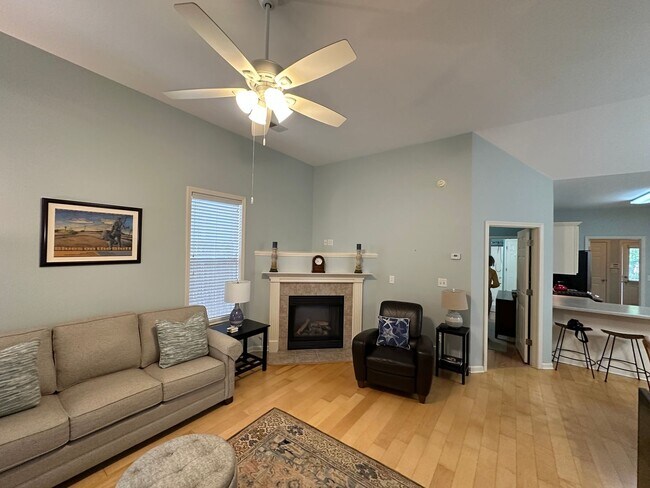 Foto del edificio - Adorable 2 bedroom 2 bath all hardwood.   All appliances included. Pets allowed with fees.  Avail...