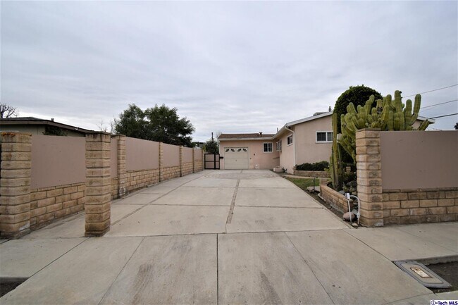Foto del edificio - 8141 Longridge Ave