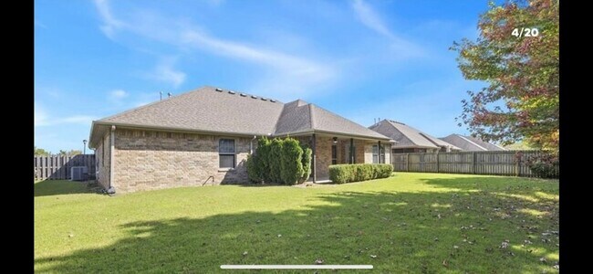 Building Photo - 2915 N Raven Ln