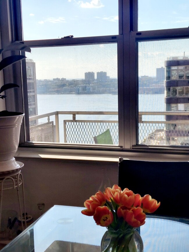 Foto del edificio - 303 W 66th St