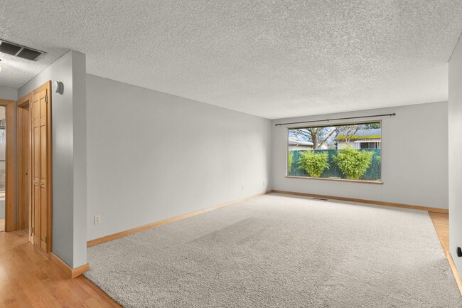 Building Photo - Charming 3 BR, 2 BR Mt. Pleasant Home.