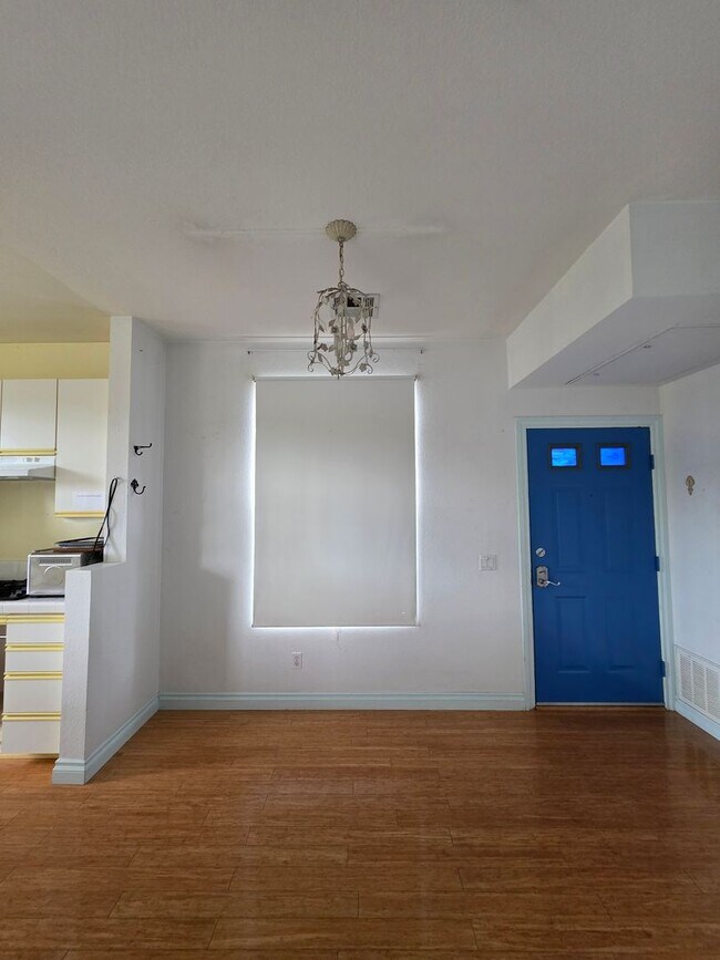 Foto del edificio - Sabre Springs Second-Floor Condo