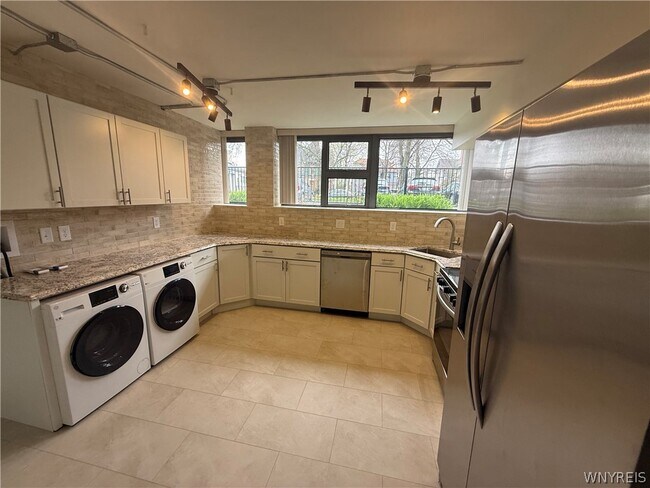 Foto del edificio - 130 Linwood Ave