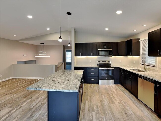 Building Photo - 14150 Rolling Oaks Cir NE