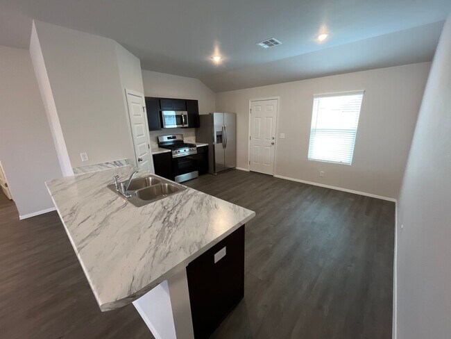 Foto del edificio - *Pre-leasing* NEWER Four Bedroom | Two Bat...