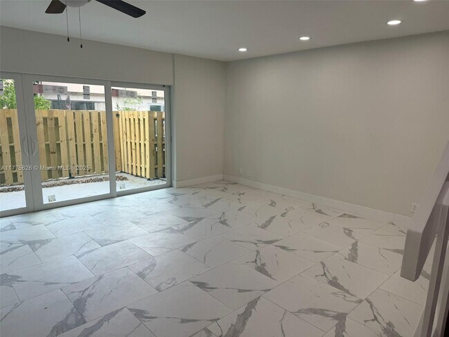 Foto del edificio - 8183 NW 8th Mnr