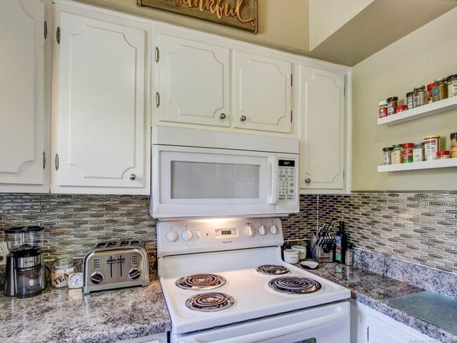 Building Photo - 2 Bed / 2 Bath Condo On Riverside!