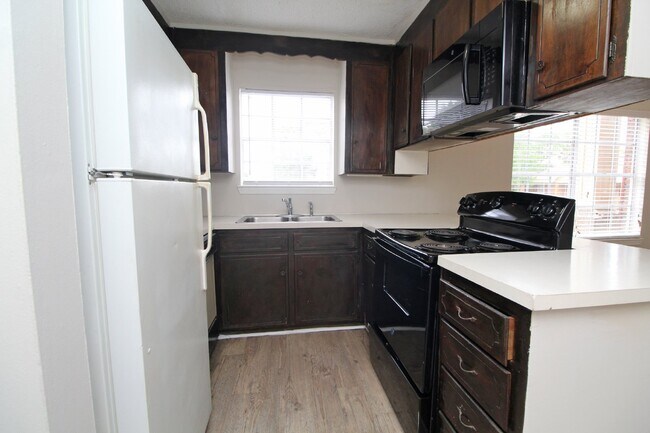 Foto del edificio - Freshly Updated -Ground-Floor Apartment Near UWF – Available Now!