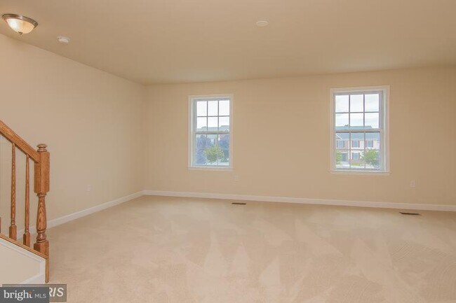 Building Photo - 527 Hotchkiss Dr