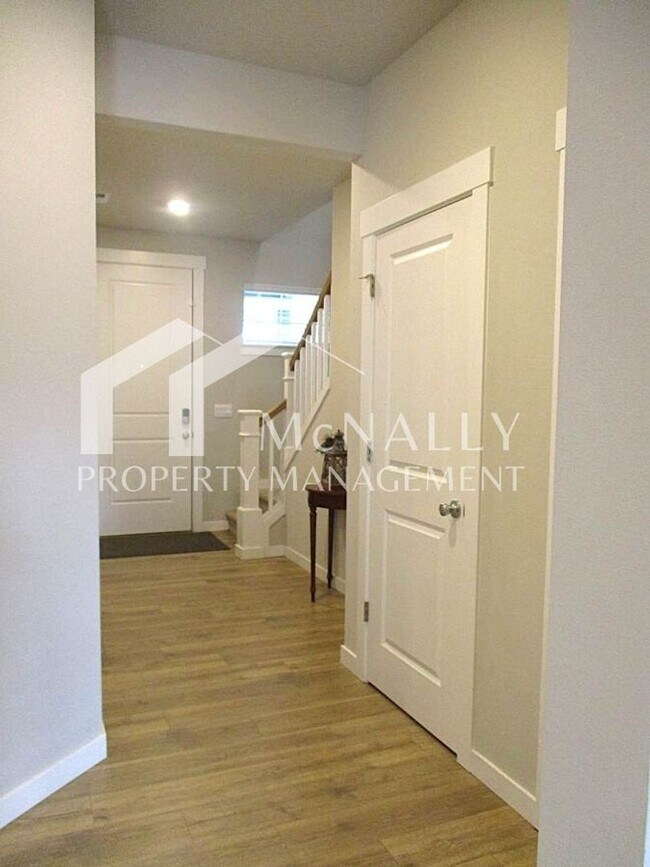 Foto del edificio - 5-Bedroom Home in Stetson Heights Backing to Greenbelt
