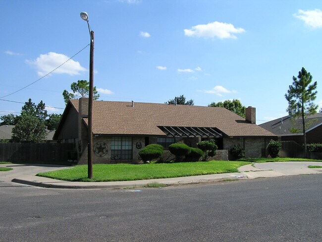 Building Photo - 4701 Dentcrest Dr