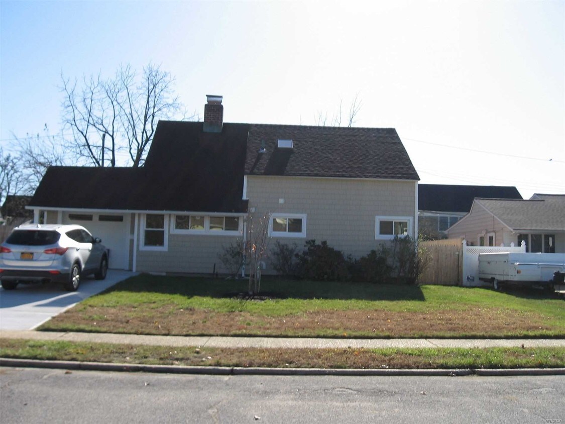 18 Dock Ln, Wantagh, NY 11793 House for Rent in Wantagh, NY