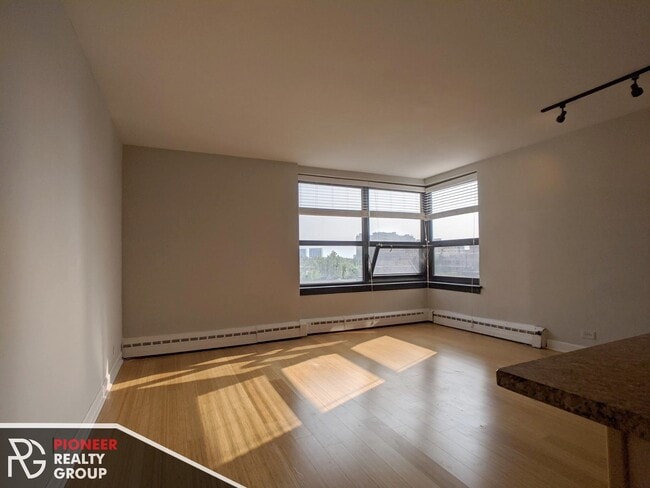 Building Photo - 429 W Wellington Ave